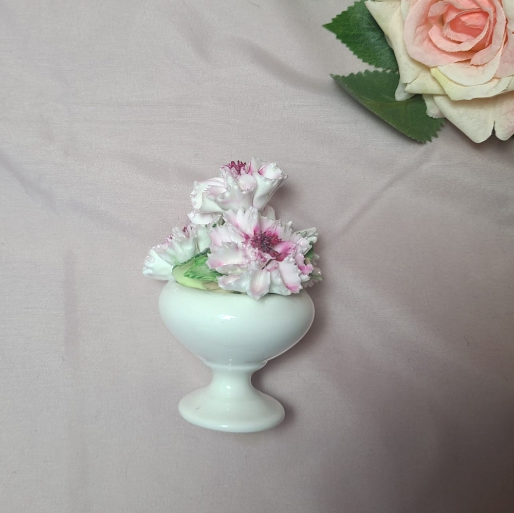 Vtg 1950s Aristocrat Bone China Floral Figurine - Hand Made in England 💐🌴